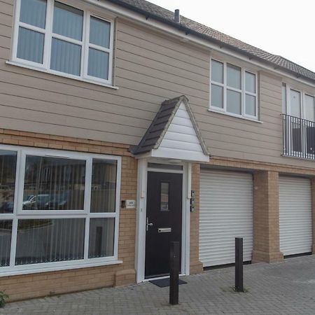 The Coach House - London Heathrow Serviced Apartments Stanwell Екстериор снимка