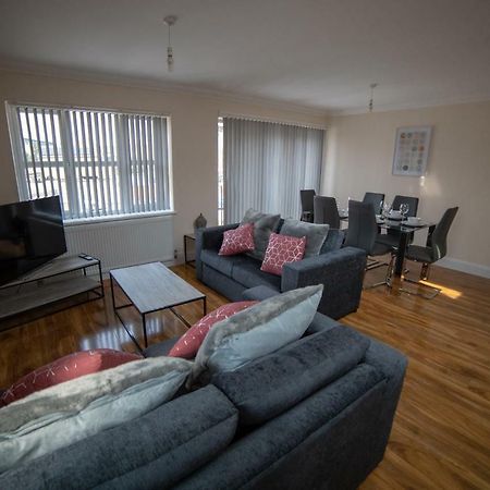 The Coach House - London Heathrow Serviced Apartments Stanwell Екстериор снимка