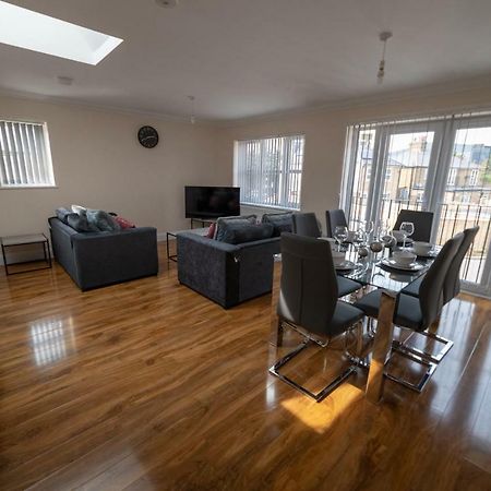The Coach House - London Heathrow Serviced Apartments Stanwell Екстериор снимка