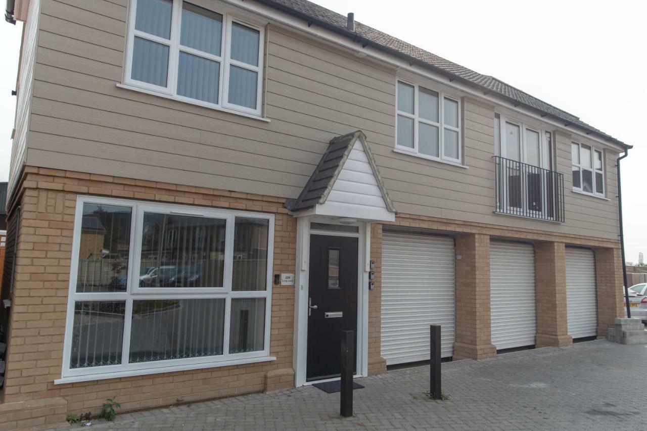 The Coach House - London Heathrow Serviced Apartments Stanwell Екстериор снимка