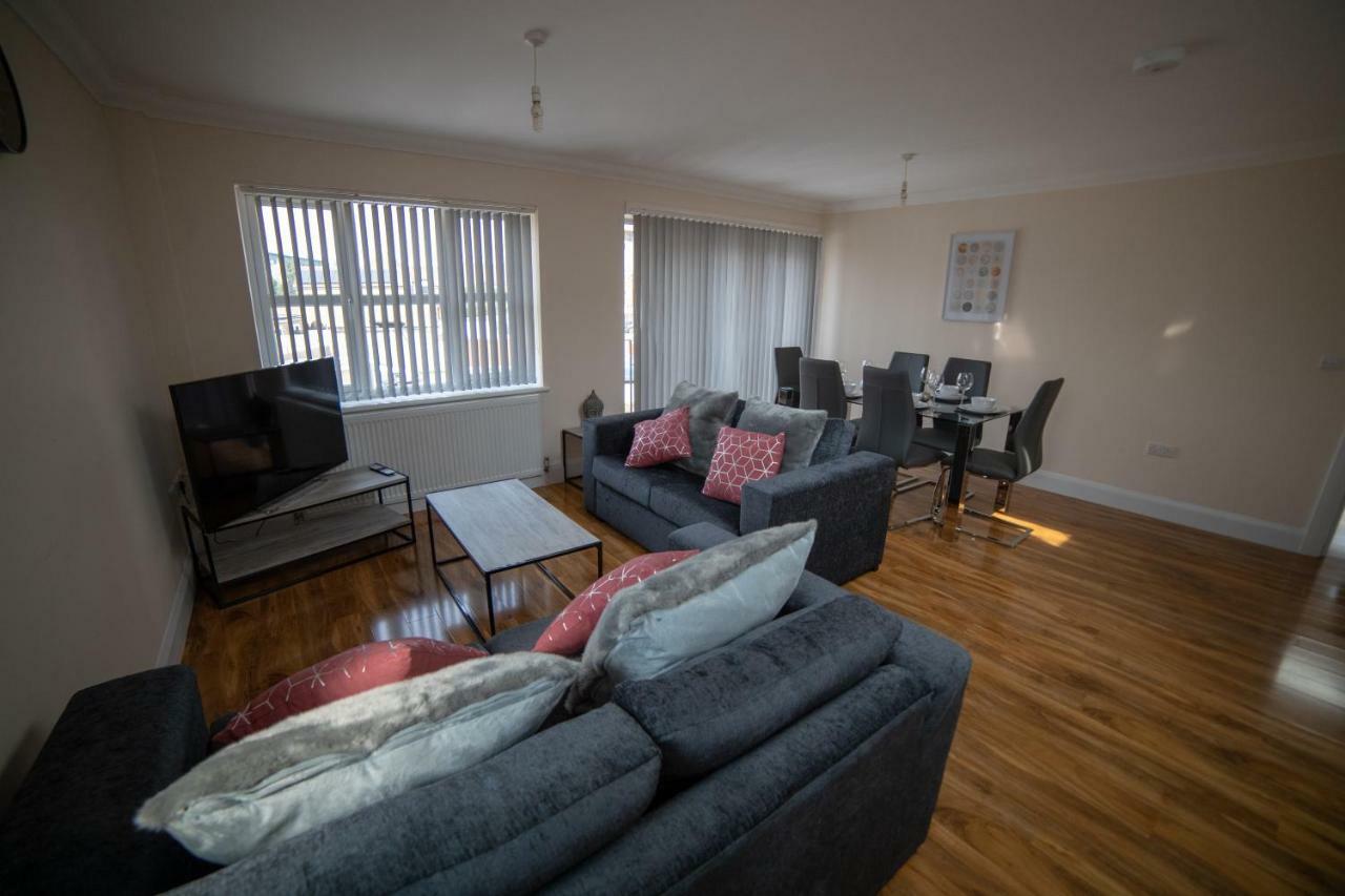 The Coach House - London Heathrow Serviced Apartments Stanwell Екстериор снимка