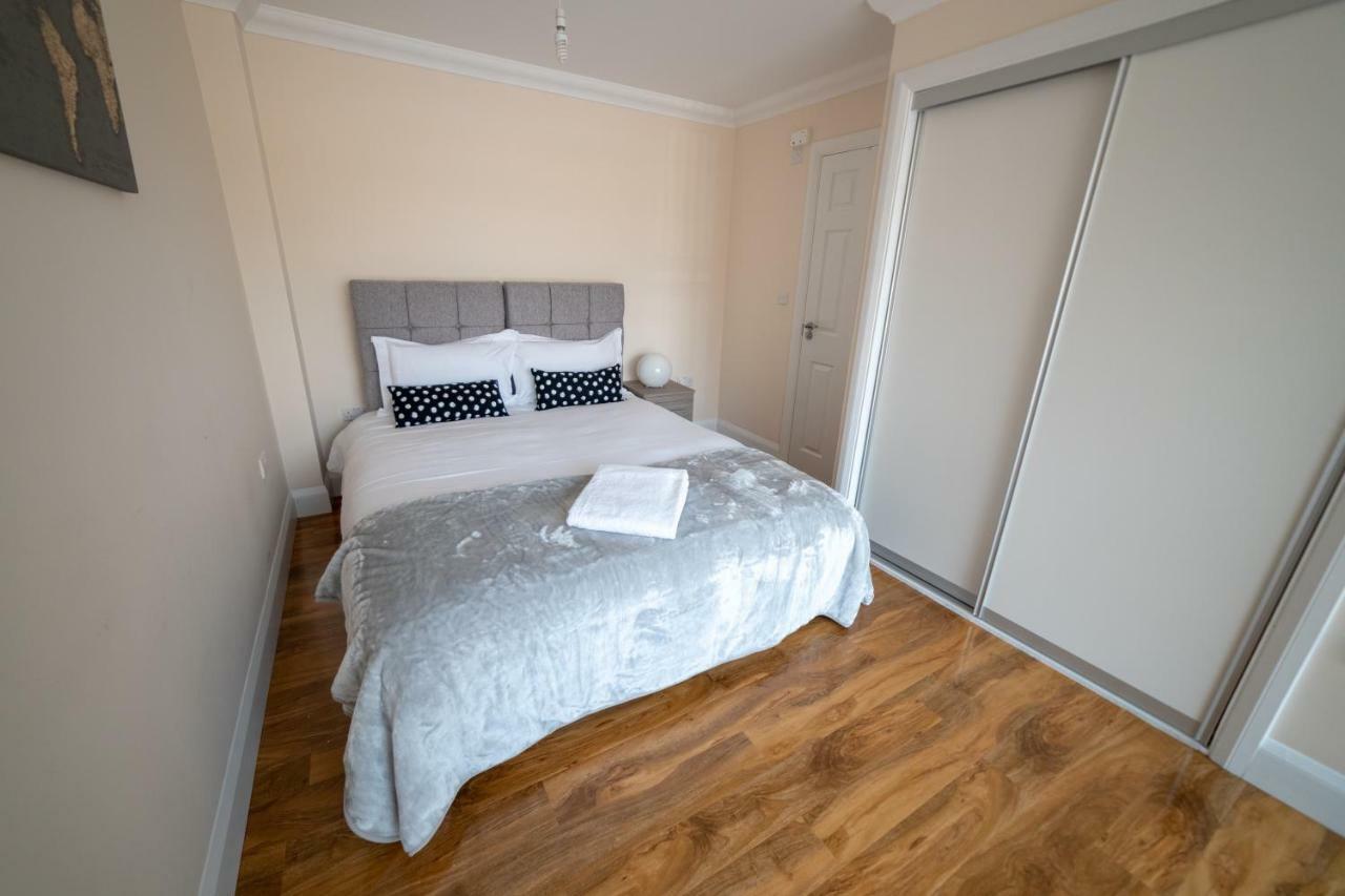 The Coach House - London Heathrow Serviced Apartments Stanwell Екстериор снимка