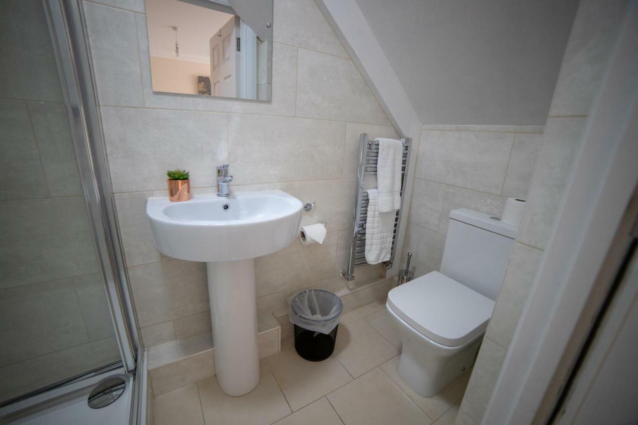 The Coach House - London Heathrow Serviced Apartments Stanwell Екстериор снимка