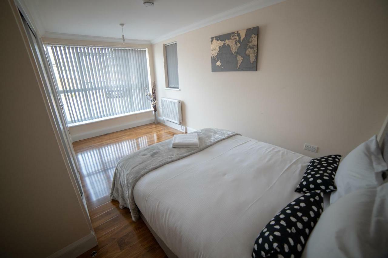 The Coach House - London Heathrow Serviced Apartments Stanwell Екстериор снимка