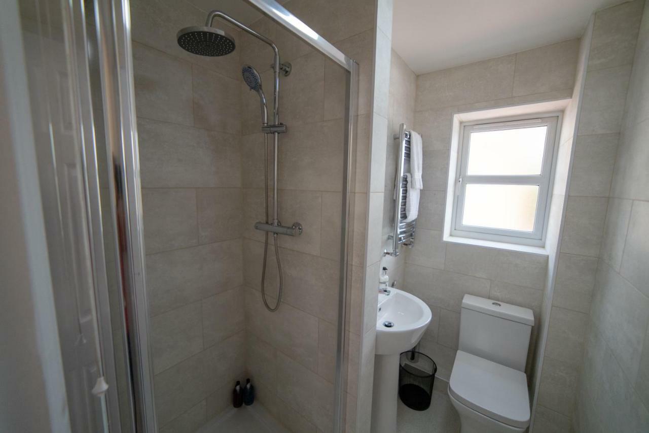 The Coach House - London Heathrow Serviced Apartments Stanwell Екстериор снимка