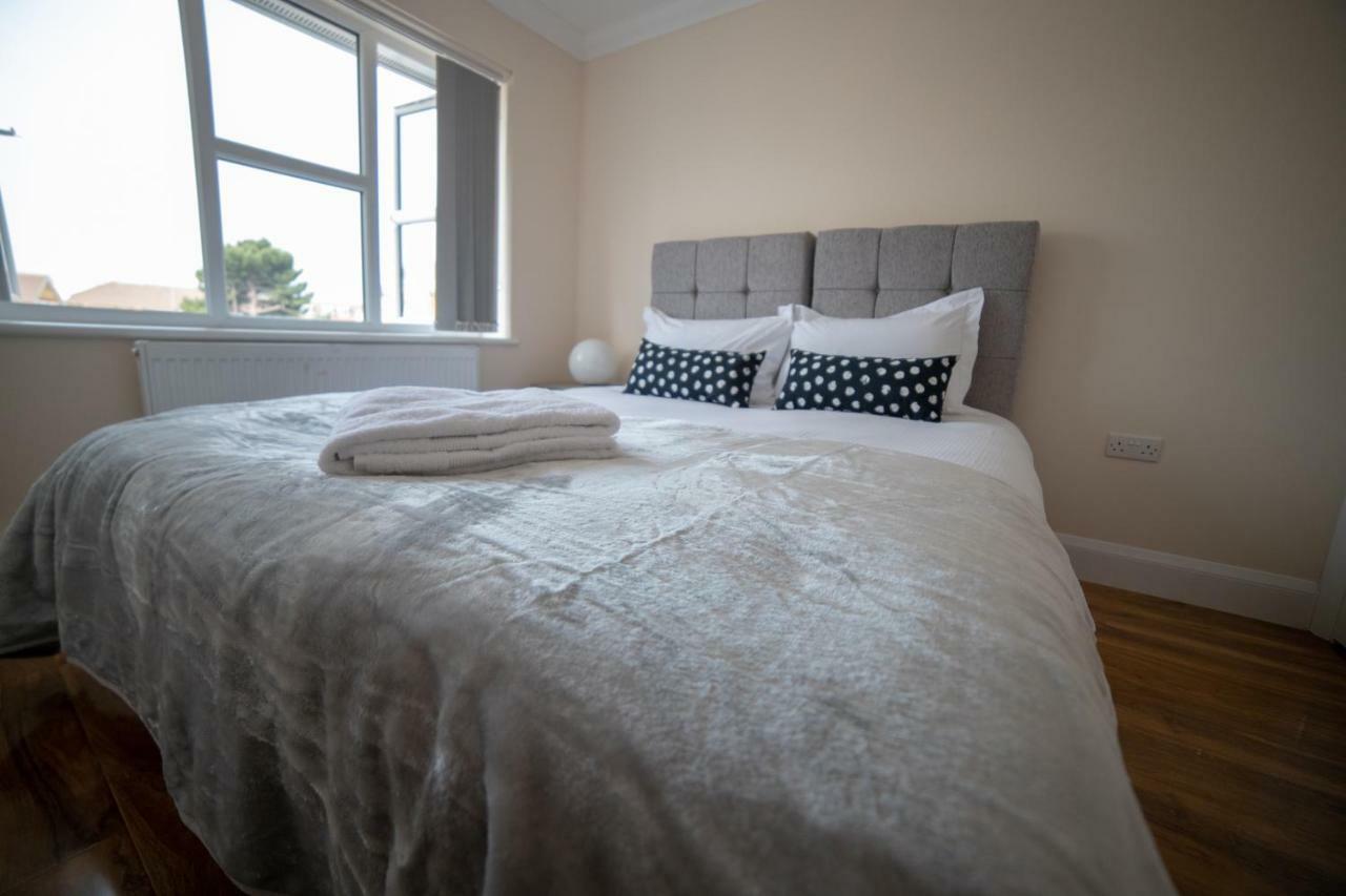 The Coach House - London Heathrow Serviced Apartments Stanwell Екстериор снимка